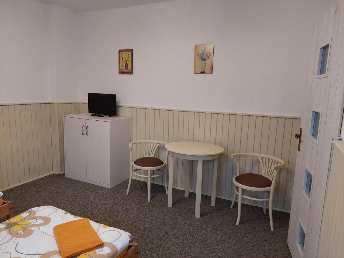 Penzion Mansky Dvur Dolni Zandov Exterior foto